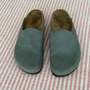Ladies nubuck leather slide on Birkenstocks. European size 35, US 5